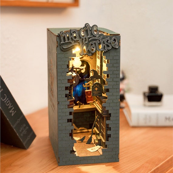 Rolife Libreria Angolare In Miniatura Con Luci LED, Kit Casa Delle Bambole Fai Da Te Con Mobili E Libri