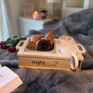Couchbar personalizzato per divano o letto – Vassoio in legno per snack e bevande – Portabicchieri da caffè – Regalo per serate cinema o colazione a letto