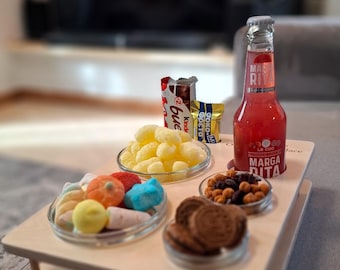 Handgjord träsoffa för snacks – filmkvällsorganisatör med glasskålar