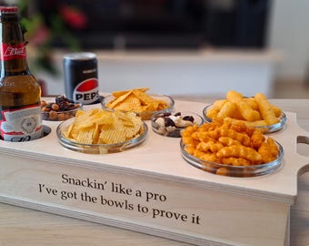 Personlig träsoffa med snacksbricka med glasskålar - Filmkvällspresent