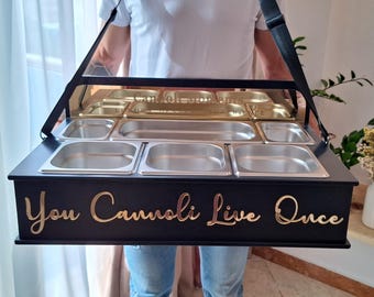Cannoli Box indossabile: postazione mobile per dessert con cinghie