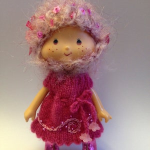 pdf knitting pattern Sweet knitted dress for vintage Strawberry Shortcake doll. image 1