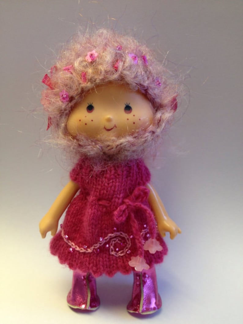 pdf knitting pattern Sweet knitted dress for vintage Strawberry Shortcake doll. image 1