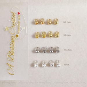Op de afbeelding: Vier rijen gouden, zilveren en rhodium metalen eindkappen voor het maken van sieraden. Elke rij heeft drie eindkappen. De bovenste rij is gelabeld "14K Gold", de tweede rij is gelabeld "18K Gold", de derde rij is gelabeld "Rhodium" en de onderste rij is gelabeld "Silver".