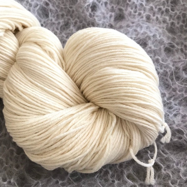 FINGERING 19.5 Micron Merino Wool Undyed Yarn, Sustainable Extra Fine Merino Wool Yarn, Natural Non Superwash Untreated Sock Weight Yarn