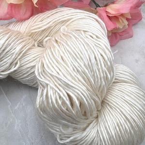 Hilado de lana merino de seda morera color marfil sin teñir de una sola capa, Bombyx Merino Silk Singles Yarn Blank