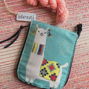 Atenti Rundnålsfodral MamaLlama Rundnålsfodral: Blå vävd jacquardtyg med dragkedja och 12 genomskinliga fickor