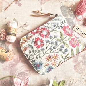 Atenti Runt Nålfodral Broderad Vildblommor med Blixtlås och 12 Plasthäfte med Genomskinliga Fickinlägg