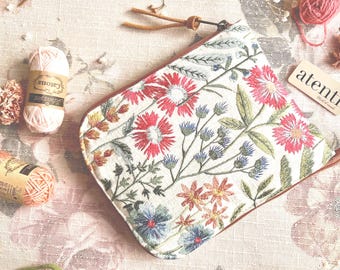 Atenti Circular Case Embroidered Wildflowers Needle Case with Zipper and 12 Plastic Booklet Clear Pocket Inserts