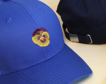 Stiefmütterchen Stickerei Baumwollmütze: Florale Baseballmütze, bestickt in Großbritannien