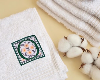 Besticktes Monogramm Gesichtstuch aus Bio-Baumwolle: William Morris Style