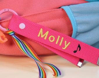 Bestickter rosa Namensanhänger - bestickter Rucksackanhänger, handgefertigt in Großbritannien