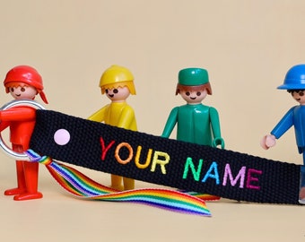 Bestickter Regenbogen Namensanhänger - bestickter Rucksackanhänger, handgefertigt in Großbritannien