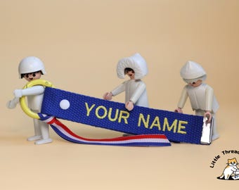 Personalisierter Rucksackanhänger, bestickt in Blau