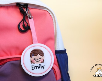 Gesticktes Mädchen-Namens-Anhänger: Illustriertes Portrait Schlüsselanhänger, Kindergarten-Tasche
