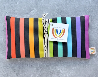 Almohada ocular con peso y rayas arcoíris negras: caliente o fría - Lavanda, menta o sin perfume.