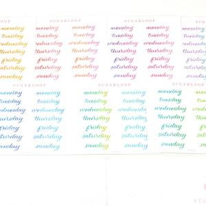 Può includere: Un foglio di adesivi colorati con i giorni della settimana scritti in un font a mano. Gli adesivi sono disposti in file di sette, con ogni fila che presenta un gradiente di colore diverso. I colori vanno dal rosa all'arancione, dal giallo al verde e dal blu al viola.