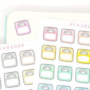 Könnte beinhalten: Eine Bogen mit Aufklebern mit verschiedenen bunten Waagen-Designs. Jede Waage hat einen leeren Platz zum Schreiben oder Zeichnen. Die Aufkleber sind mit "Sugarloop" beschriftet.