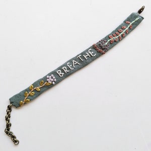 Breathe Pulsera floral bordada a mano en lino verde salvia imagen 4