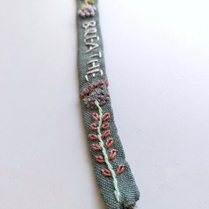 Breathe Pulsera floral bordada a mano en lino verde salvia imagen 2