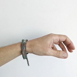 Breathe Pulsera floral bordada a mano en lino verde salvia imagen 6