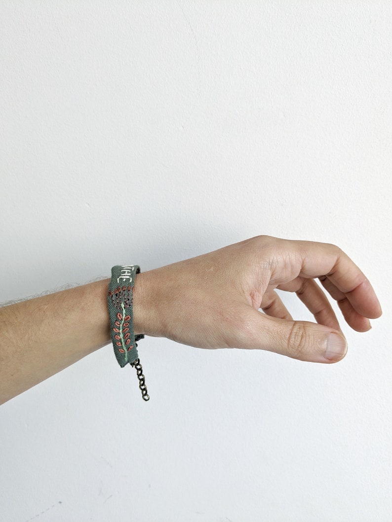 Breathe Pulsera floral bordada a mano en lino verde salvia imagen 6