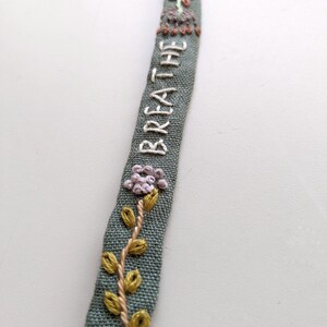 Breathe Bracelet floral brodé à la main en lin vert sauge image 3
