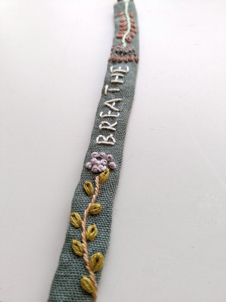 Breathe Pulsera floral bordada a mano en lino verde salvia imagen 3