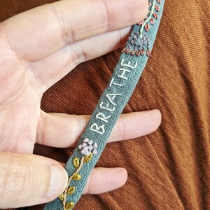 Breathe Pulsera floral bordada a mano en lino verde salvia imagen 8