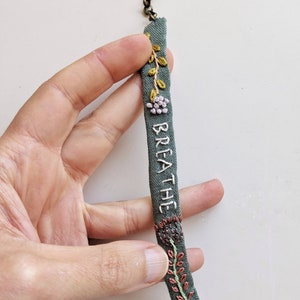 Breathe Pulsera floral bordada a mano en lino verde salvia imagen 1