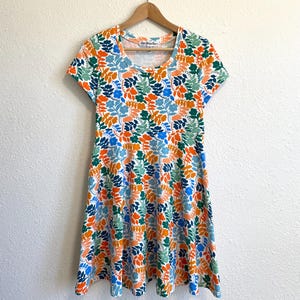 Size Small Womens Cotton jersey Dress Short Sleeve, Empire waist, knee length, fit and flare sundress - Retro Floral Print