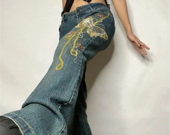 Denim-Flare-Jeans mit niedriger Taille und Vintage-Schmetterlingsdruck – Retro-Chic für Ihre Garderobe