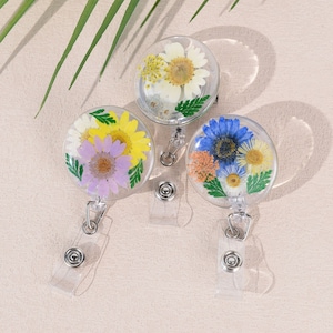 Carrete de insignia de enfermera redondo de resina con flores secas retráctil, carrete de insignia de flores reales, portatarjetas, porta credencial de enfermera retráctil con pinza de cocodrilo