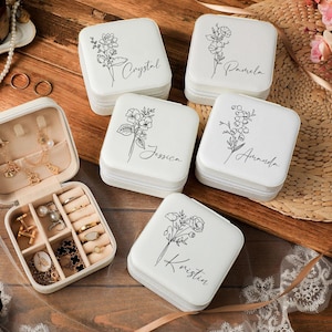 Spersonalizowane pudełko na biżuterię podróżną, mały kwadratowy organizer na kolczyki, spersonalizowane pudełko na biżuterię z kwiatem urodzinowym, pudełko na prezent dla druhny dla siostry, przyjaciółki