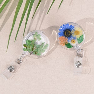 Porta badge retrattile per infermiere in resina con fiori secchi, porta badge con fiori veri, porta badge retrattile per infermiere con clip a coccodrillo