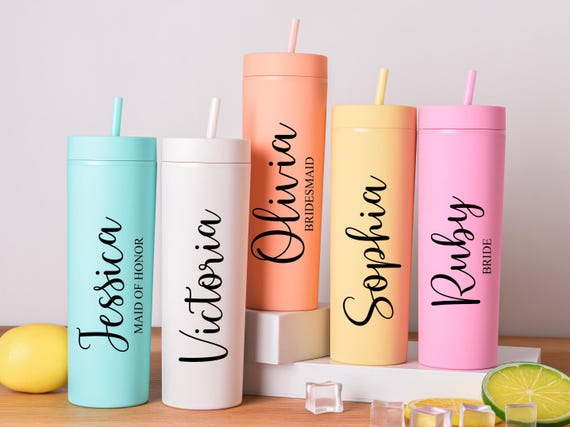 Personalisierte Becher mit Deckel und Strohhalm, benutzerdefinierte Tasse mit Namen, Brautjungfer Vorschlag, 16 Unze Skinny Becher
