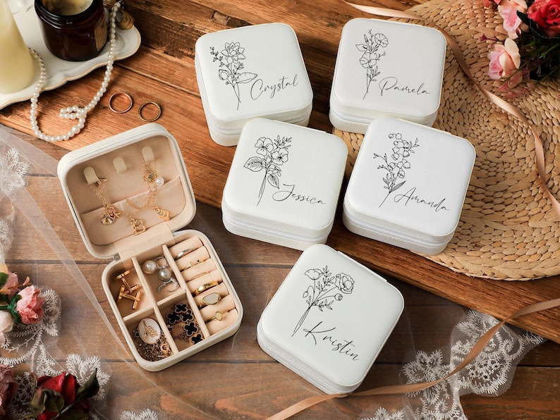 Boîte à bijoux de voyage personnalisée avec fleur de naissance, petit organisateur de boucles d'oreilles carrées, boîte-cadeau de demoiselle d'honneur pour soeur, amie image 1