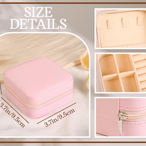 Peut inclure: Bo&icirc;te &agrave; bijoux carr&eacute;e rose avec fermeture &eacute;clair. La bo&icirc;te mesure 9,5 cm de large et 4,6 cm de haut. L'int&eacute;rieur comporte des compartiments pour bagues, boucles d'oreilles et autres bijoux. L'image montre &eacute;galement les d&eacute;tails des tailles.