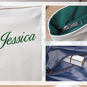 以下が含まれることがあります： 緑色の内装とジッパーが付いた白いキャンバスのトートバッグ。「Jessica」という名前が前面に緑色の筆記体で刺繍されています。バッグには内側にジッパー付きポケットがあり、ポケットの中に小さなアイテムが見えます。