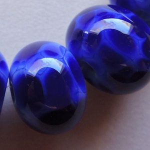 Perlen Lampwork Blau Glas handgefertigt Ericabeads Periwinkle mit blau (6)