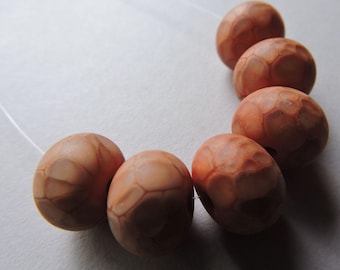 Cuentas de vidrio soplado hechas a mano de terracota grabadas en coral Ericabeads (6)