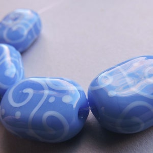 Lampwork Glas blau Perlen Handarbeit Wedgwood Blue Oval Lozenges Ericabeads (4)