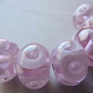 Glasperlen handgefertigt lavendelfarbene Glasperlen Ericabeads lila Poked Beads (6)