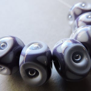 Glas handgefertigte grau lila Glasperlen Ericabeads violette Poked Beads (6)