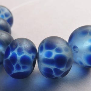 Glasperlen Blau Handarbeit geätzt Intense Dunkelblau Ericabeads (6)