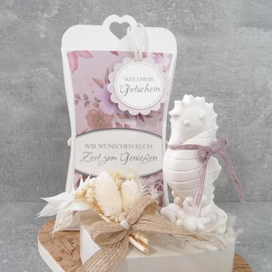 Gutschein Hülle oder Geldgeschenk Verpackung / Geschenkschachtel mit Karte und Keramikherz mit Seepferdchen auf Tablett / personalisierbar