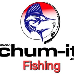 以下が含まれることがあります： 釣り会社 Chum-it Fishing のロゴ。ロゴは、口に釣り竿とリールを持った青いカジキが水から飛び出している様子を描いています。カジキは、黒色の輪郭で囲まれた赤と白の円の中に描かれています。円の下には、黒色の文字で「Chum-it Fishing」と表示され、その下にウェブサイトのアドレス「www.chum-it.com」がより小さなフォントで表示されています。