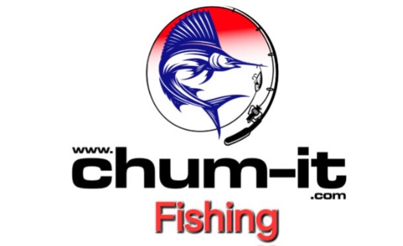 以下が含まれることがあります： 釣り会社 Chum-it Fishing のロゴ。ロゴは、口に釣り竿とリールを持った青いカジキが水から飛び出している様子を描いています。カジキは、黒色の輪郭で囲まれた赤と白の円の中に描かれています。円の下には、黒色の文字で「Chum-it Fishing」と表示され、その下にウェブサイトのアドレス「www.chum-it.com」がより小さなフォントで表示されています。