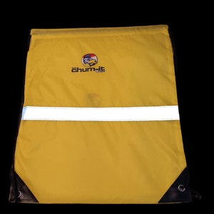 Peut inclure: Sac à cordon jaune avec une bande réfléchissante blanche et un logo "chum-it" avec un graphique de poisson.