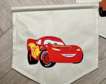 Bliksem McQueen vilten muurhanger, decor kinderkamer Disney Cars, gepersonaliseerde banner kinderkamer, handgemaakte automuurkunst